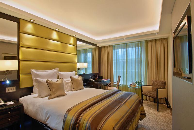 Montcalm Mayfair, Autograph Collection Лондон Екстериор снимка A bedroom at the InterContinental London The O2
