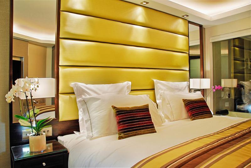 Montcalm Mayfair, Autograph Collection Лондон Екстериор снимка A bedroom at the Mandarin Oriental, London