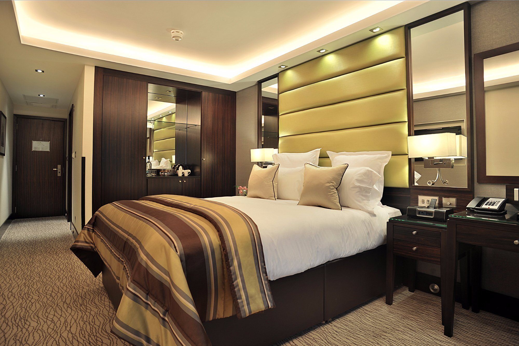 Montcalm Mayfair, Autograph Collection Лондон Екстериор снимка A bedroom at the InterContinental London Park Lane